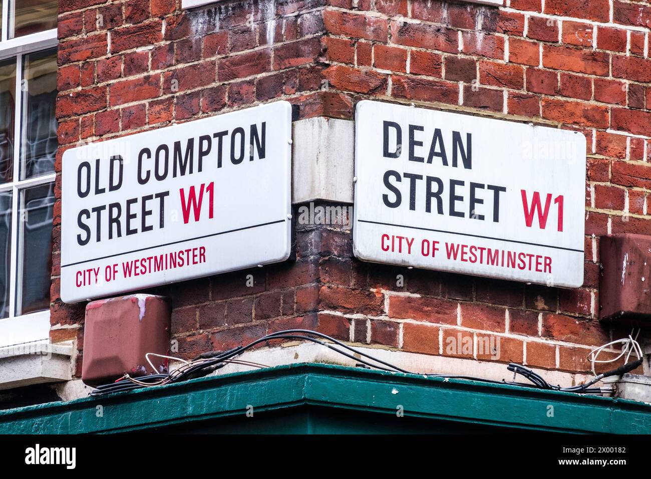 Indicazioni stradali per London: Old Compton Street W1 e Dean Street W1 Foto Stock