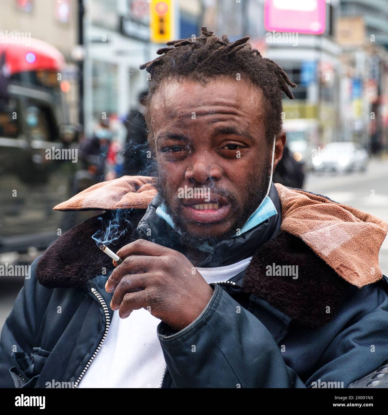 Uomo che fuma una sigaretta ed espira. Foto Stock