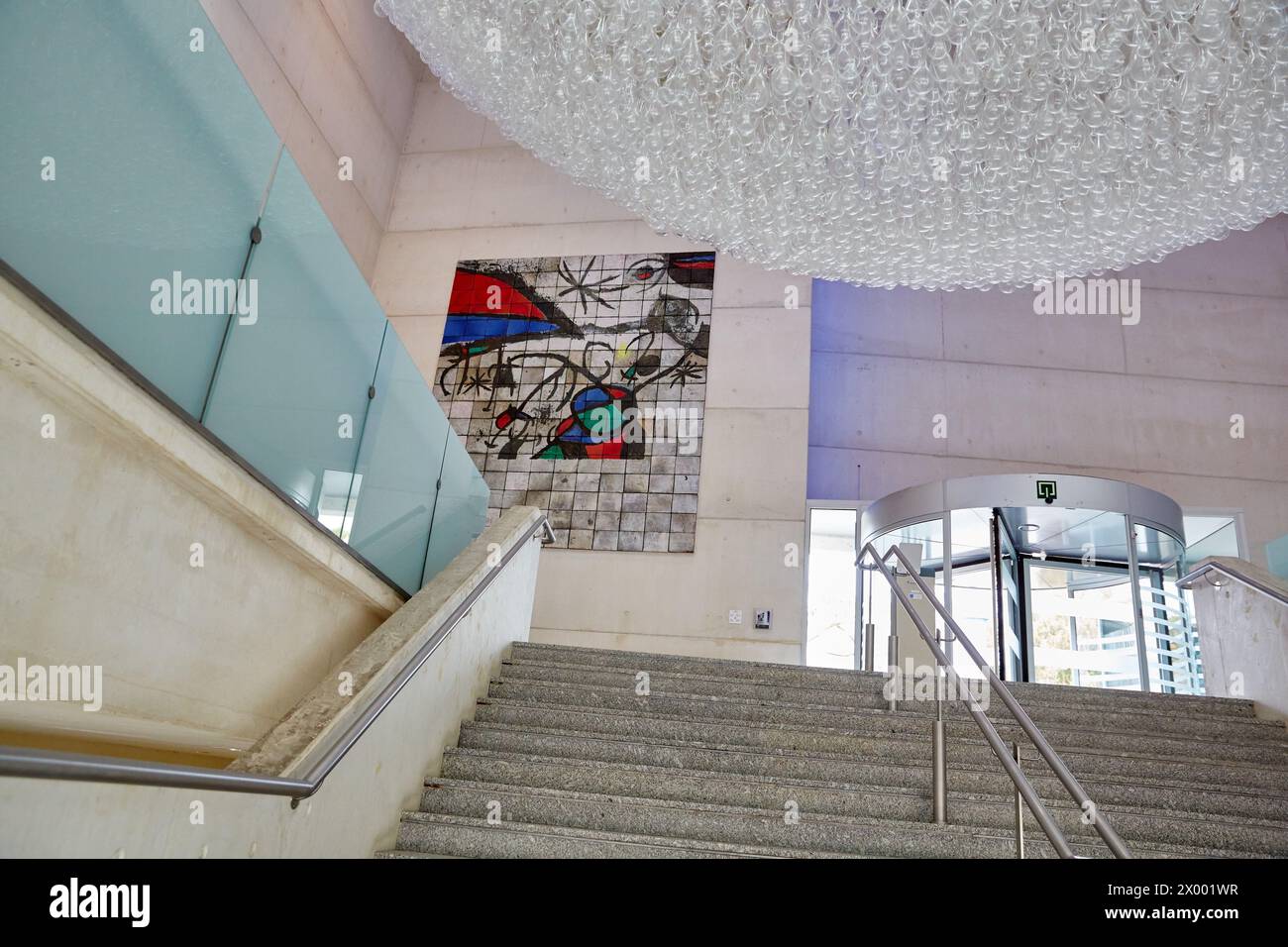 "Un pedazo de cielo cristalizado" di Javier Perez (2001). 433. Mur de la Cinémathèque de Paris (muro dell'archivio cinematografico di Parigi), Joan Miró y Llorens Artigas, Artium (Centro-Museo Vasco de Arte Contemporáneo). Vitoria. Provincia di Alava. Paesi Baschi. Spagna. Foto Stock