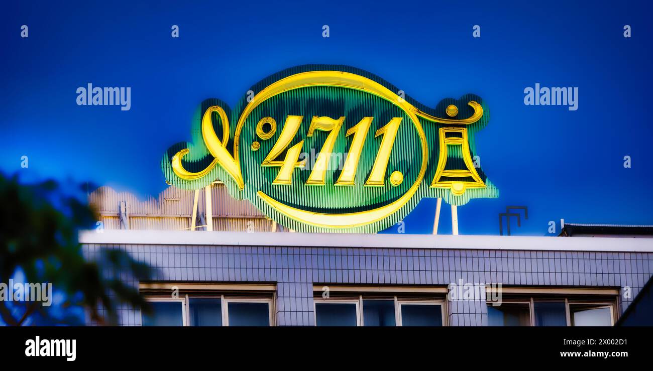 colonia, germania 14 luglio 2023: logo illuminato del 4711 il più famoso produttore di profumi di eau de cologne nell'ex stabilimento di produzione di colonia Foto Stock