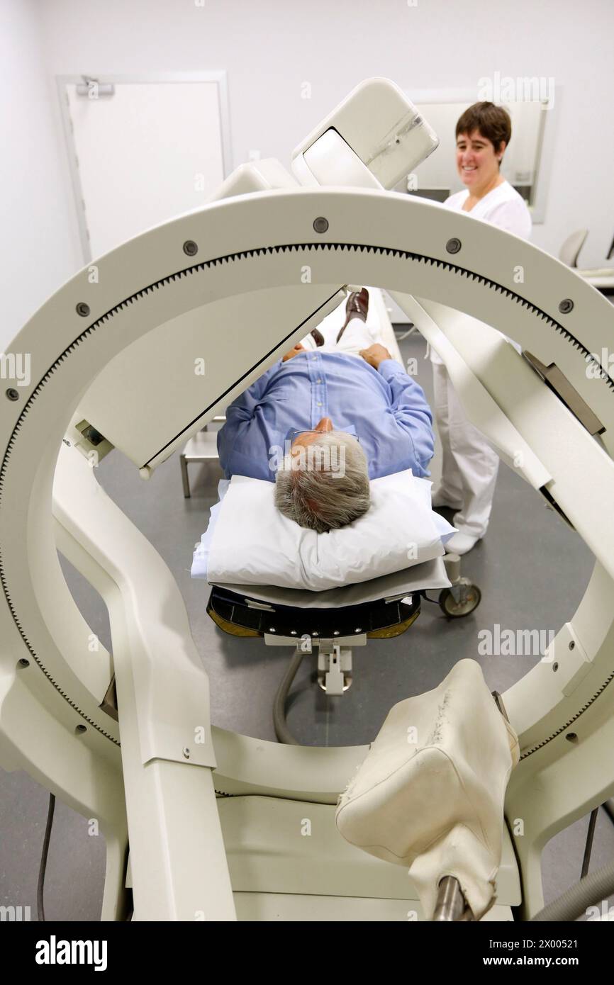 Scintigrafia renale, scintigrafia è una forma di test diagnostico utilizzato nella medicina nucleare, in cui i radioisotopi sono presi internamente e la radiazione emessa è catturata da rilevatori esterni gamma camera per formare immagini bidimensionali in contrasto, SPECT e tomografia ad emissione di positroni PET forma immagini tridimensionali, e sono quindi classificati come tecniche separate per la scintigrafia, anche se utilizzano anche telecamere gamma per rilevare radiazioni interne, medicina nucleare, Onkologikoa Hospital, Oncology Institute, Case Center per la prevenzione, la diagnosi e il trattamento del cancro, Donostia, San Sebasti Foto Stock