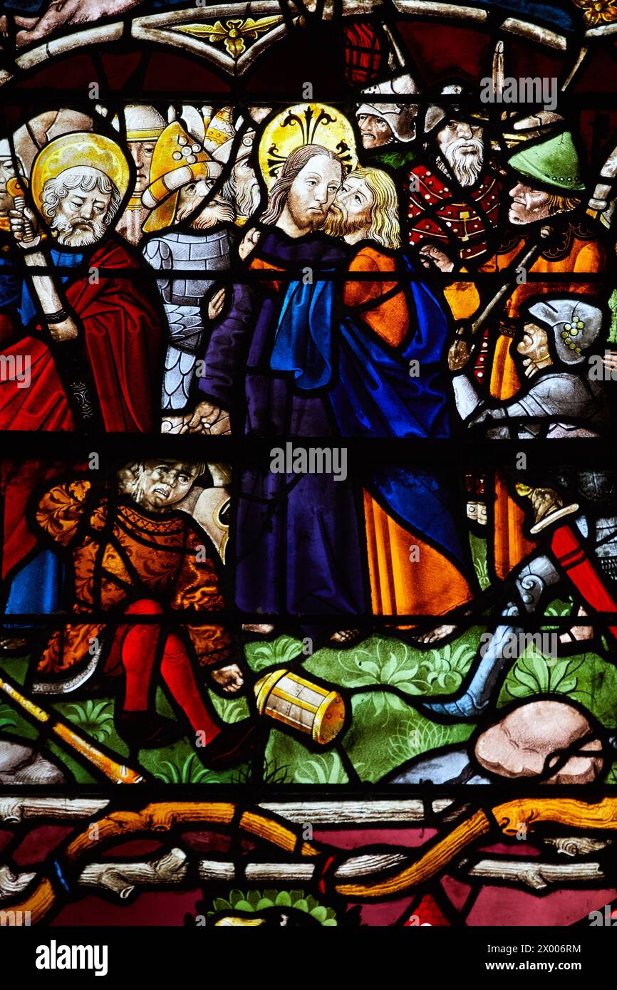 Le baiser de Judas, la Passion, a. 1494, vetrate colorate, chiesa di Sainte-Madeleine, Troyes, regione Champagne-Ardenne, dipartimento di Aube, Francia, Europa. Foto Stock