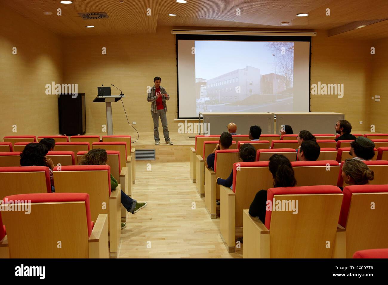 Auditorium, Materials Physics Center è un centro congiunto del Consiglio spagnolo per la ricerca scientifica CSIC e dell'Università dei Paesi Baschi UPV/EHU. La sua attività di ricerca si concentra principalmente sugli aspetti fondamentali della scienza dei materiali. L'attività scientifica nei laboratori e nelle strutture sperimentali del CFM si occupa della morfologia e delle proprietà elettroniche di materiali nano-strutturati, polimeri e materia morbida e materiali fotonici. Inoltre, una parte importante della ricerca scientifica nel CFM è dedicata alla teoria e alla simulazione delle proprietà dei materiali nei microscopici e. Foto Stock