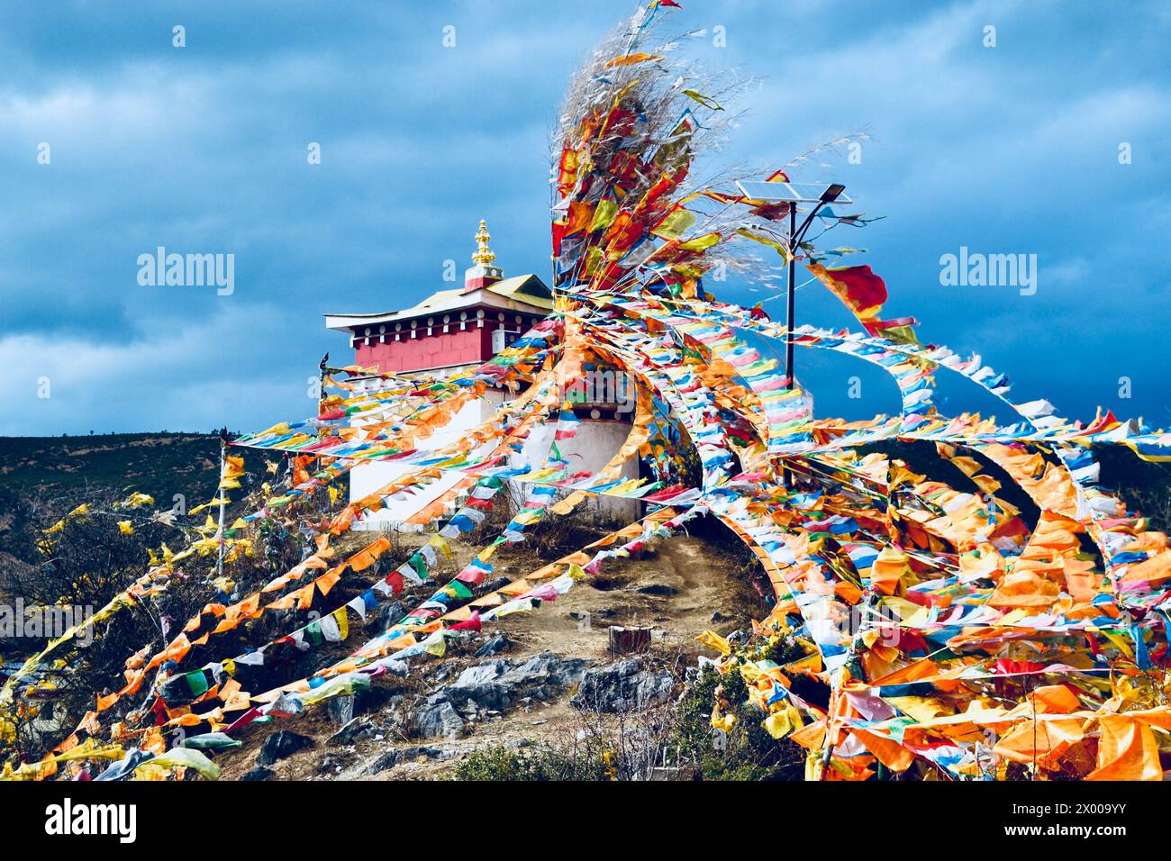 Tempio buddista tibetano prima di una forte pioggia Foto Stock