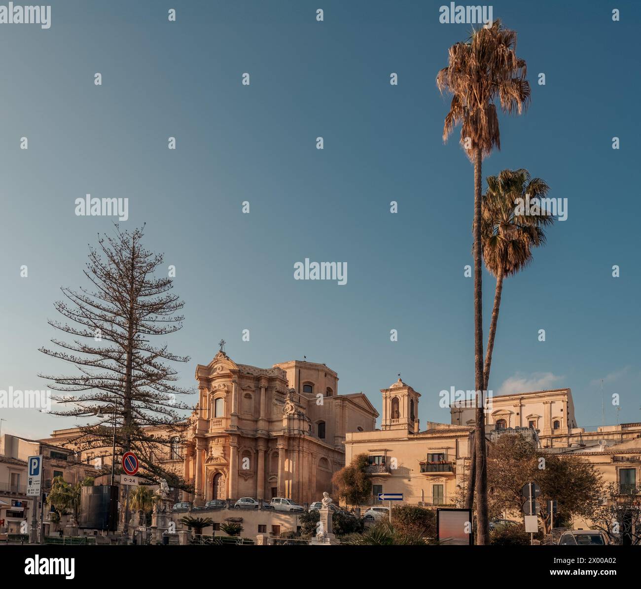 La strada principale della città barocca di noto con la chiesa di San Domenico sotto la luce del tramonto, provincia di Siracusa, Sicilia, Italia Foto Stock