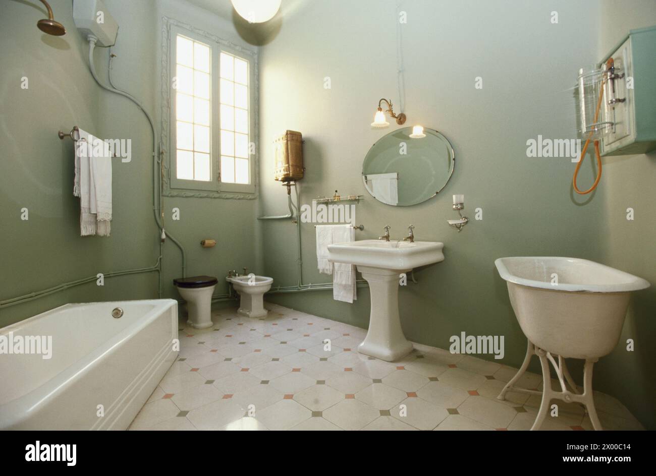 Bagno dell'appartamento, ricreazione di un originale appartamento borghese all'inizio del XX secolo a Casa Milà (aka la Pedrera 1906-1912 di Gaudí). Barcellona. Spagna. Foto Stock