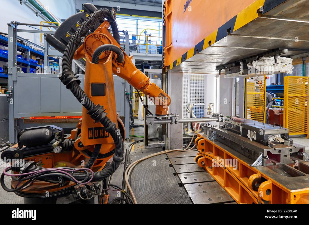 Robot che introduce i materiali nel forno e li porta successivamente alla pressa, alla cella di stampaggio a caldo, all'unità industriale, all'industria automobilistica, al centro tecnologico, Tecnalia Research & Innovation, Derio, Bizkaia, Paesi Baschi, Spagna. Foto Stock