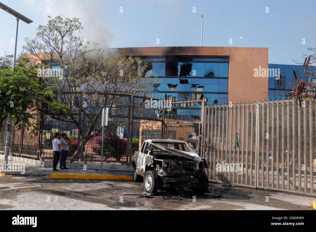 Chilpancingo, Messico. 8 aprile 2024. I veicoli incendiati da presunti studenti delle scuole rurali di Ayotzinapa sono visti fuori dal Palazzo del governo Guerrero, perché il Ludwig Marcial Reynoso Nuñez, ex segretario generale del governo coinvolto nell'omicidio di Yanke Kothan, è stato nuovamente assunto dal governo statale. L'8 aprile 2024 a Chilpancingo, Messico. (Foto di David Juarez/ Eyepix Group/Sipa USA) credito: SIPA USA/Alamy Live News Foto Stock