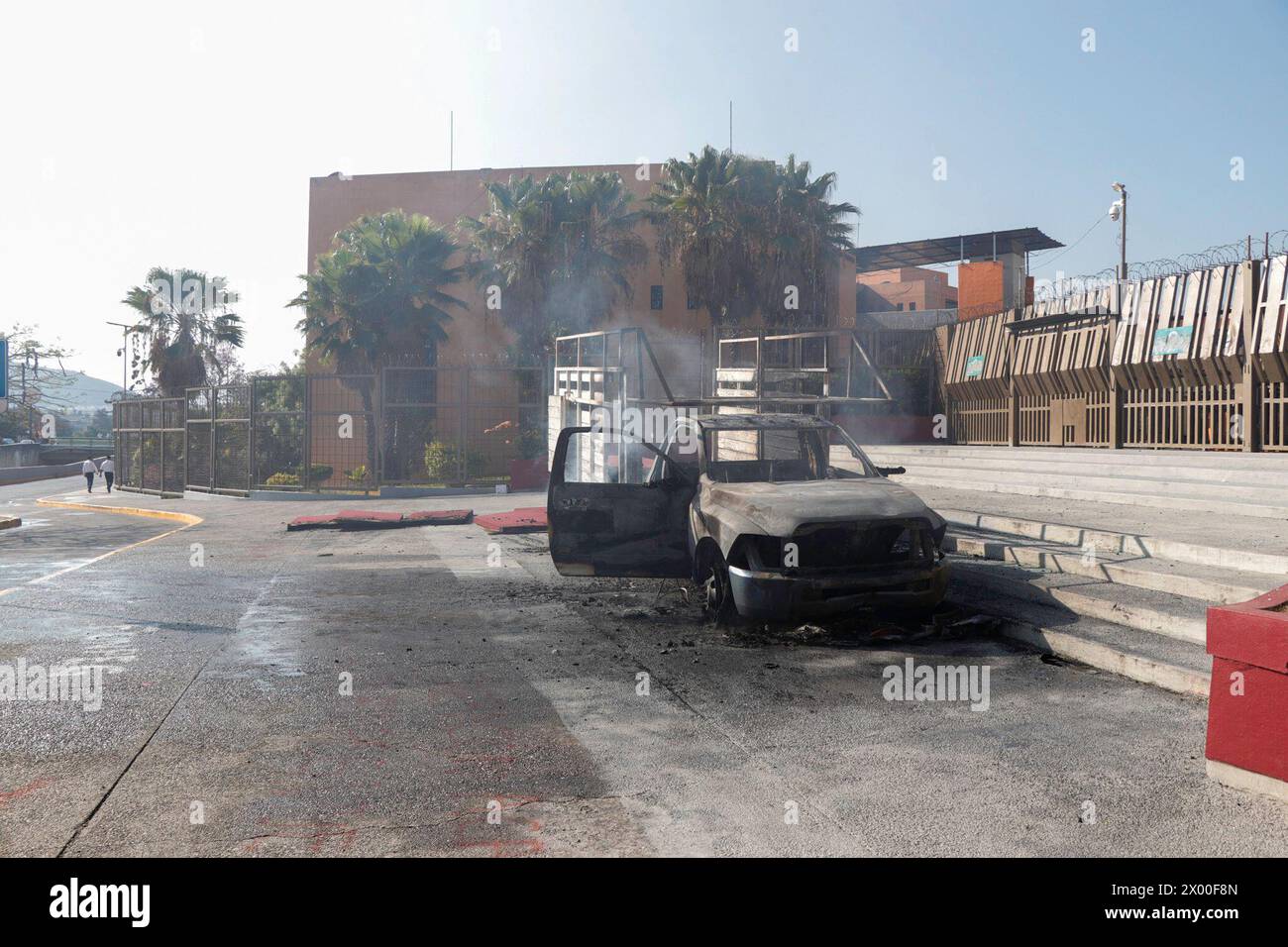 I veicoli incendiati da presunti studenti delle scuole rurali di Ayotzinapa sono visti fuori dal Palazzo del governo Guerrero, perché il Ludwig Marcial Reynoso NuÃ±ez, ex segretario generale del governo coinvolto nell'omicidio di Yanke Kothan, è stato nuovamente assunto dal governo statale. L'8 aprile 2024 a Chilpancingo, Messico. (Immagine di credito: © David Juaez/eyepix via ZUMA Press Wire) SOLO PER USO EDITORIALE! Non per USO commerciale! Foto Stock