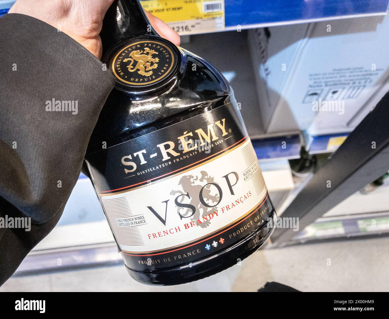 Foto di una bottiglia di brandy francese di St Remy in vendita in un supermercato di Belgrado, Serbia. St-Rémy è un marchio che produce brandy francese, noto per me Foto Stock