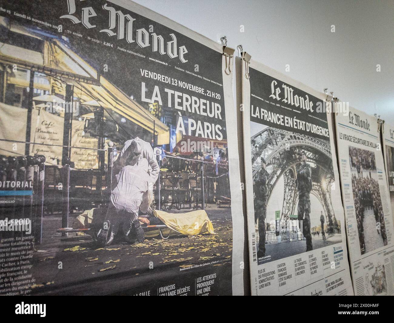 Foto dei titoli di le Monde sul giornale del 13 novembre 2015 sugli attacchi terroristici di quel giorno. Una serie di terr. Islamisti coordinati Foto Stock
