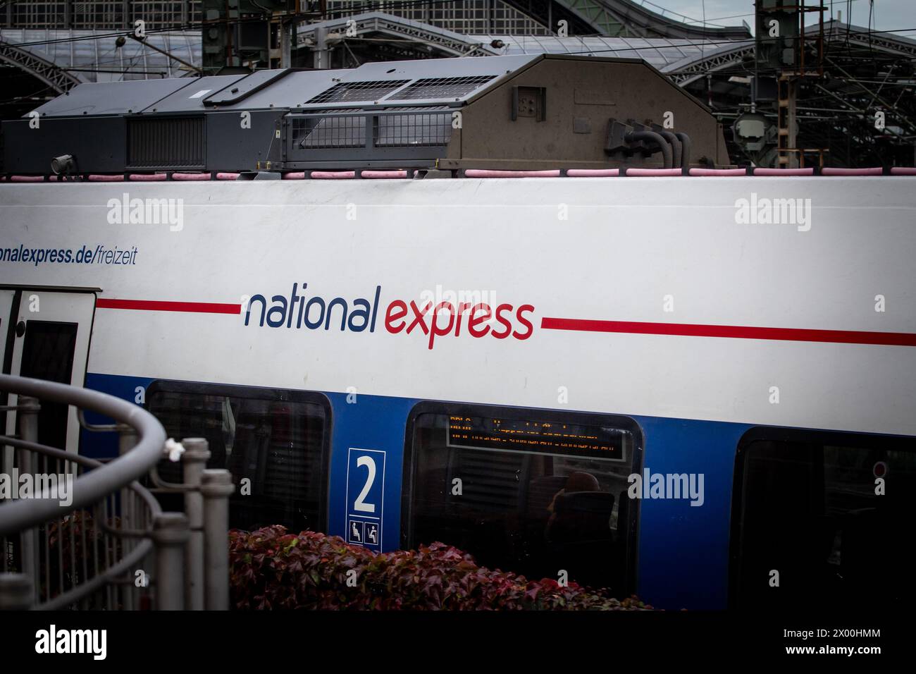 Foto di un treno National Express nella stazione ferroviaria di Colonia. National Express è un operatore di pullman interurbano e interregionale che fornisce servizi Foto Stock
