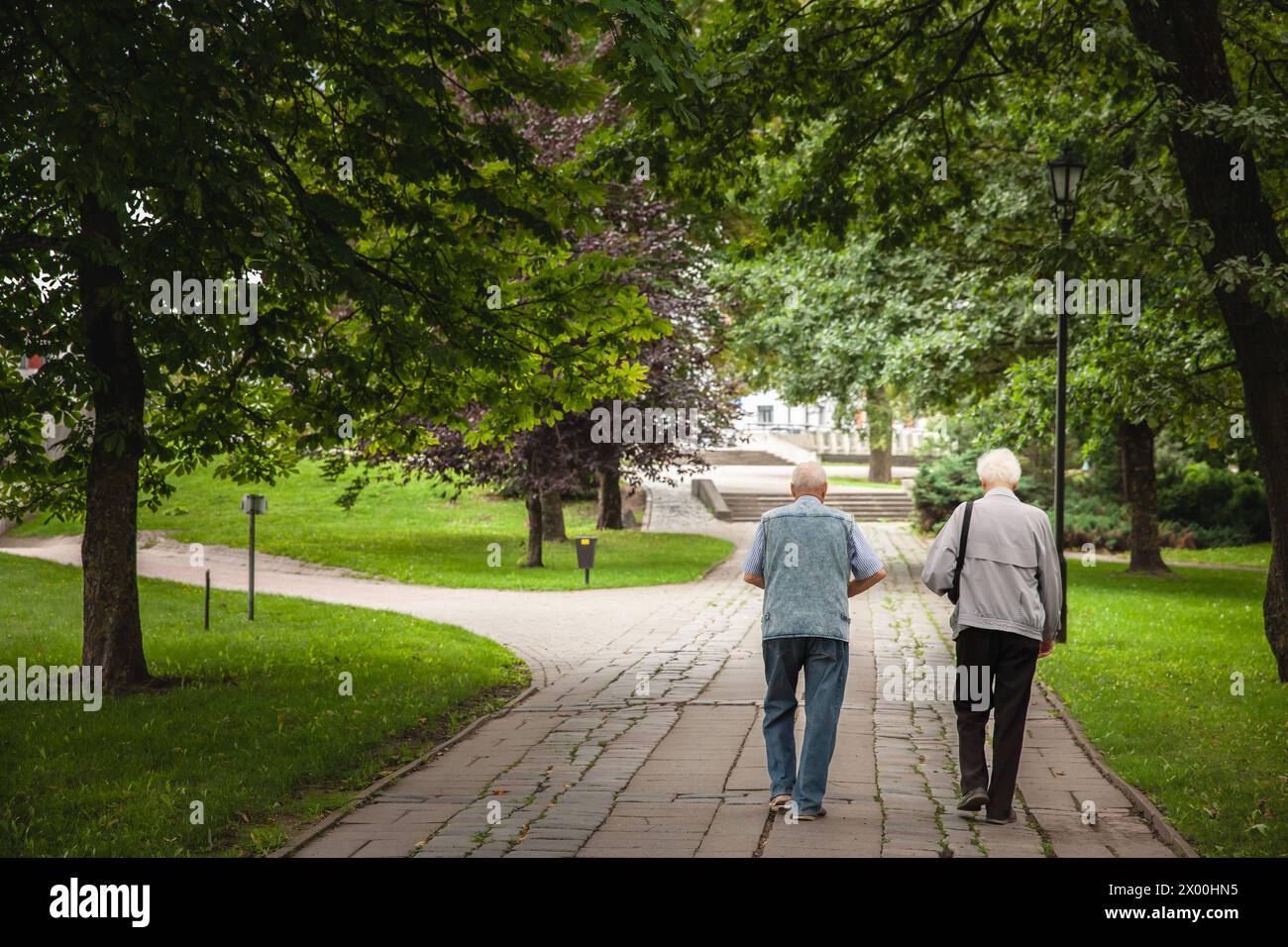 Pictue di due uomini anziani lettoni che camminano in un parco in lettonia, una città provinciale della Lettonia. Foto Stock