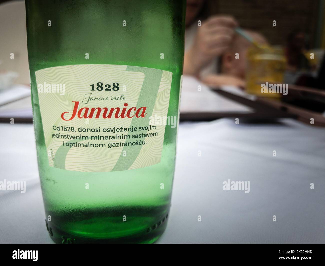 Foto di un cartello con il logo di Jamnica su una bottiglia d'acqua frizzante scattata a Osijek, croazia. Jamnica è una marca di acqua minerale carbonata che io Foto Stock