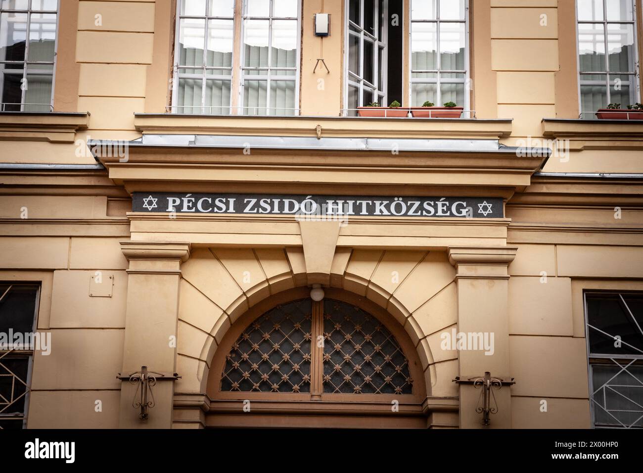 Ingresso alla comunità ebraica dell'edificio pecs. Il "Pécsi Zsidó Hitközség" si riferisce alla Comunità ebraica di Pécs, che è un'organizzazione repres Foto Stock