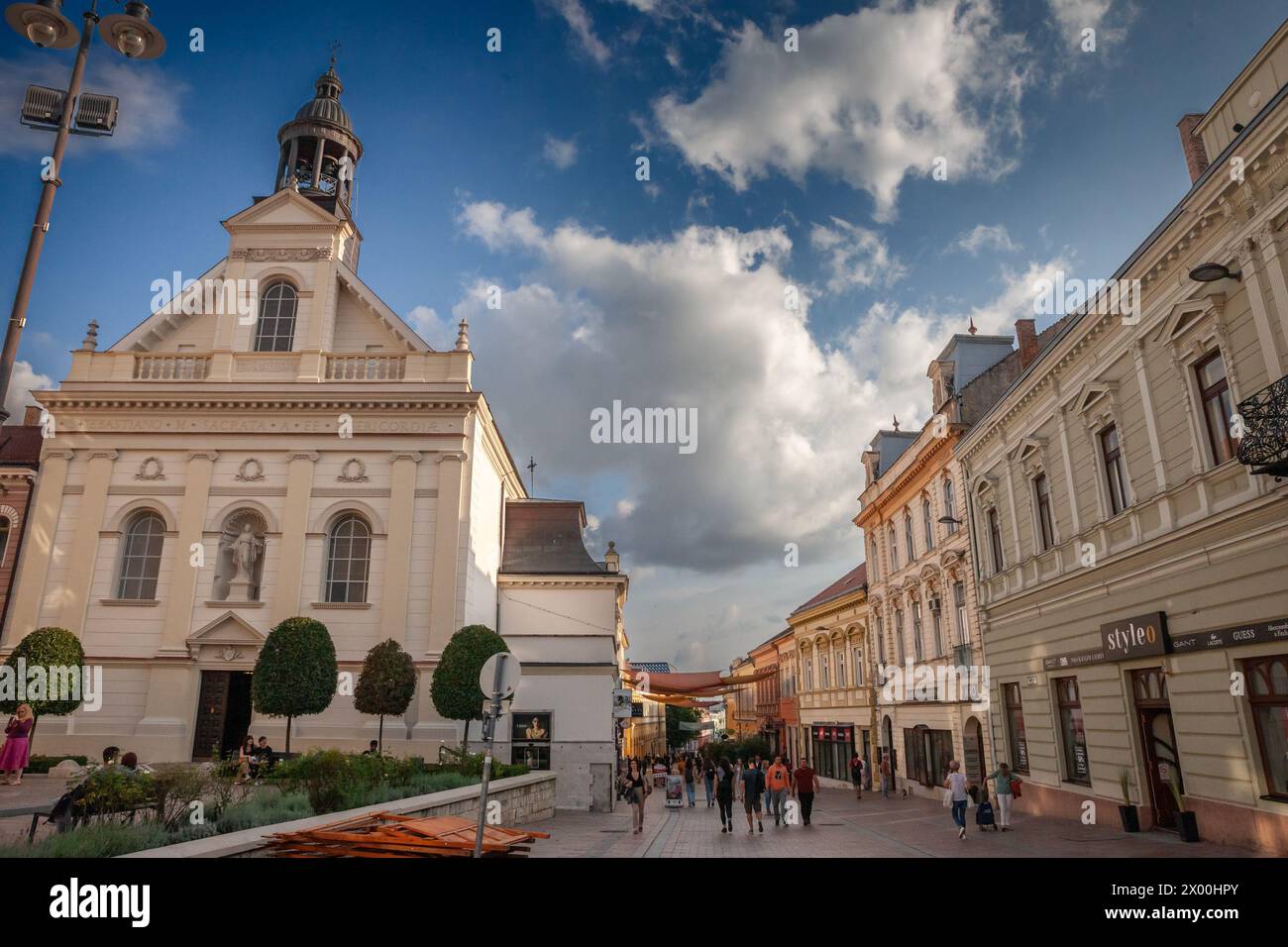 Immagine della strada pedonale irgalmasok utcaja di Pecs, Szechenyi ter Square Street a Pecs, Ungheria, con la via san sebastiano di pecs. Il Foto Stock