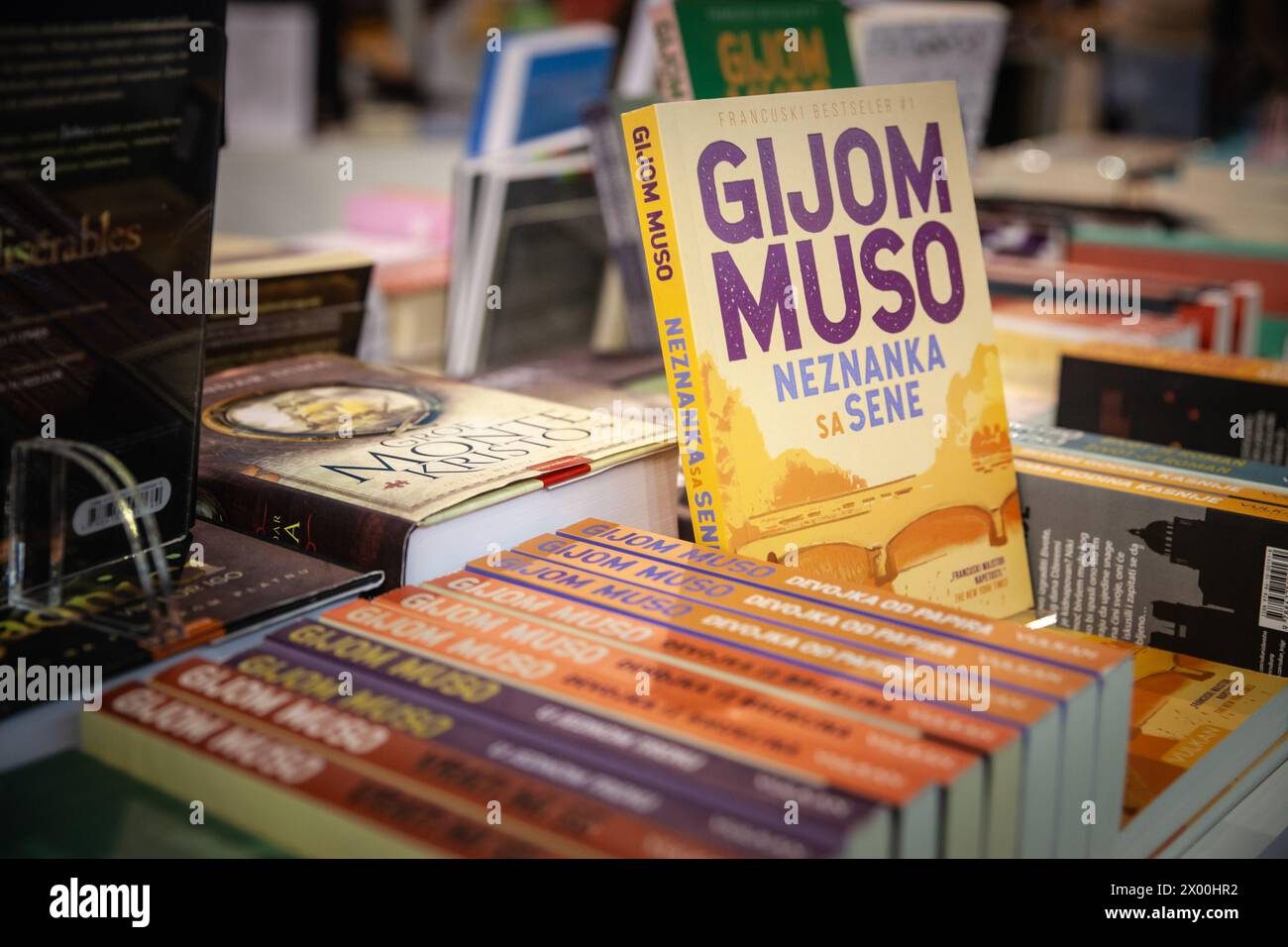 Foto delle copertine del libro de l'inconnue de la Seine di Guillaume Musso in una libreria di Belgrado, Serbia. Guillaume Musso è uno scrittore francese. Lui io Foto Stock