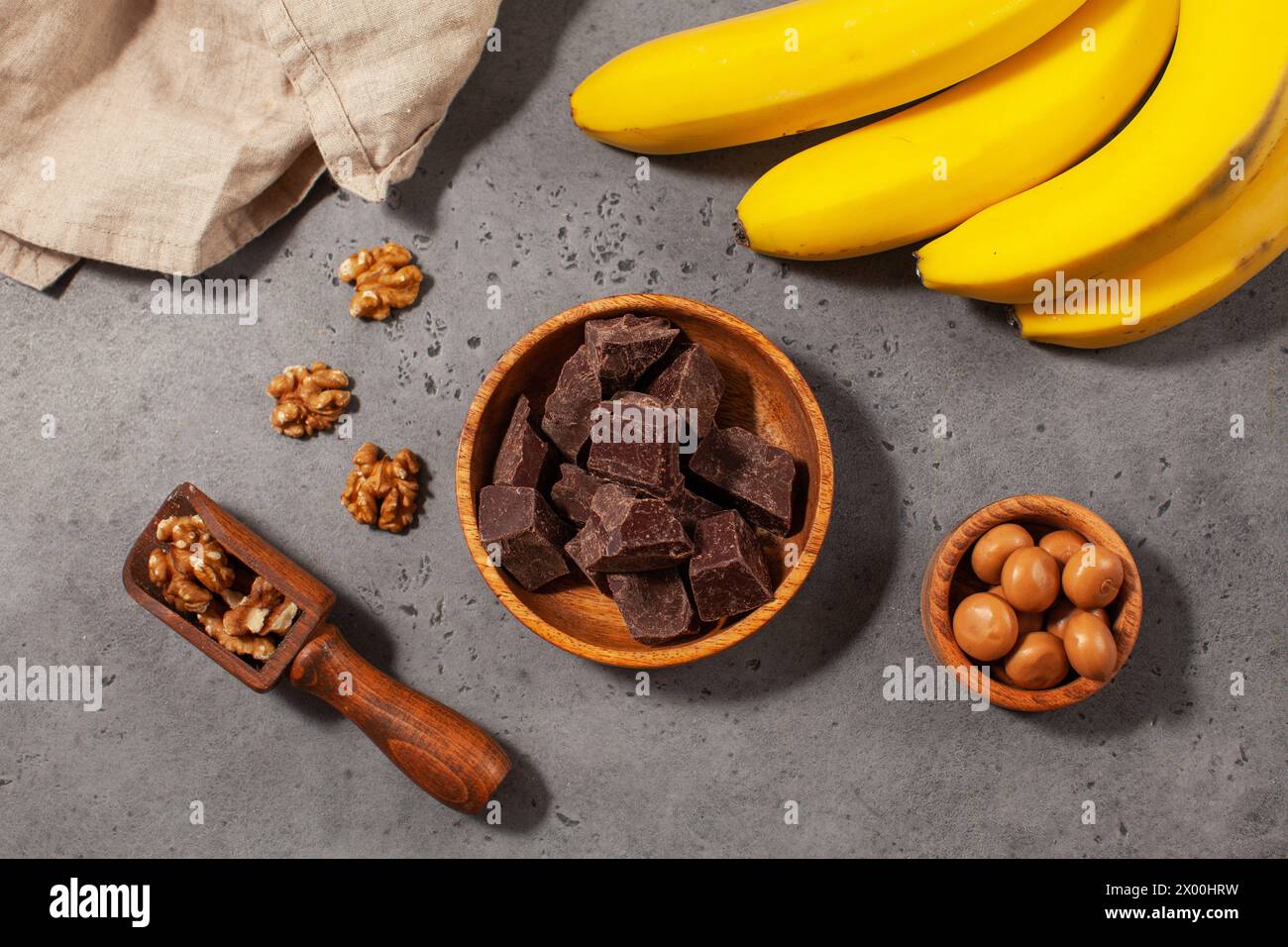 Cubetti di cioccolato fondente artigianale. Cioccolato fondente, noci e banane decadenti Foto Stock