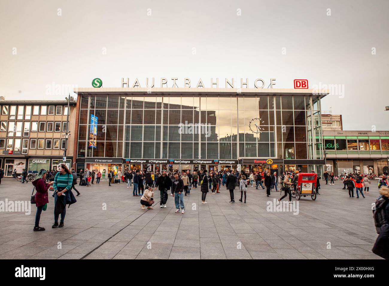 Foto dell'ingresso principale di Koln Hbf con gente che scorre a Colonia, in Germania. Köln Hauptbahnhof o stazione centrale di Colonia è una stazione ferroviaria di Co Foto Stock