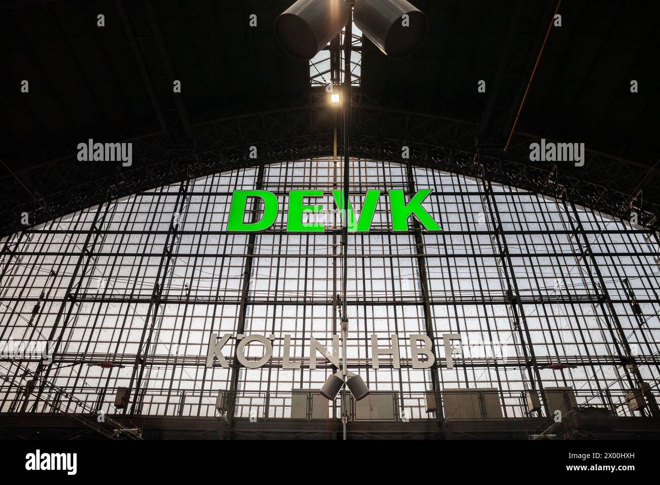Foto del cartello Koln Hbf sulla loro serra principale a Colonia, Germania. Köln Hauptbahnhof o stazione centrale di Colonia è una stazione ferroviaria di Cologn Foto Stock