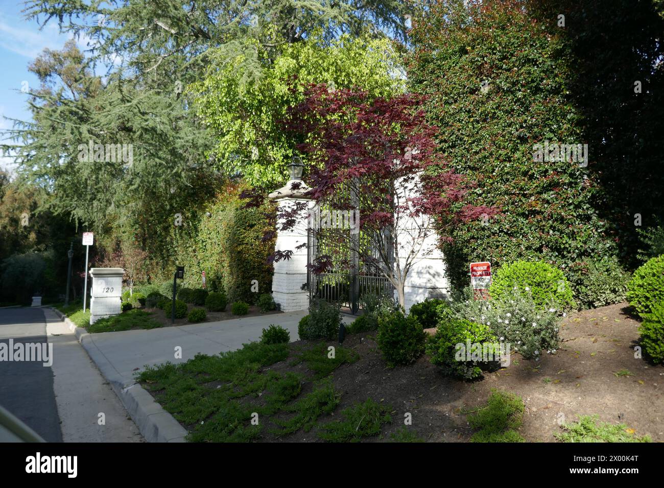 Los Angeles, California, USA 7 aprile 2024 attrice Lana Turner e attore Lex Barker ex casa/casa al 120 S. Mapleton Drive il 7 aprile 2024 a Los Angeles, California, USA. Foto di Barry King/Alamy Stock Photo Foto Stock