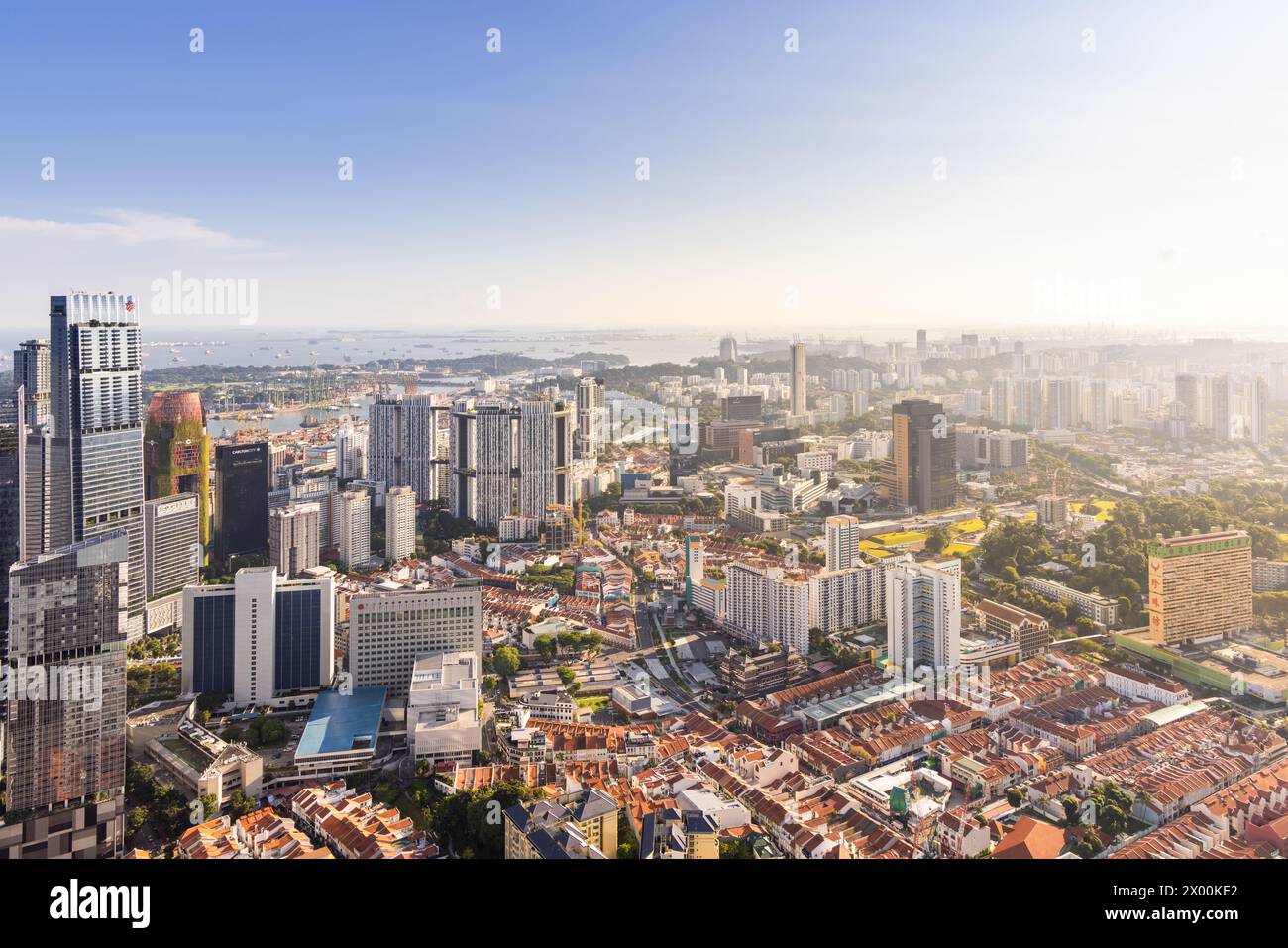 Vista aerea di Chinatown Singapore che mostra il complesso del Parco del popolo, i tribunali statali e le botteghe storiche Foto Stock
