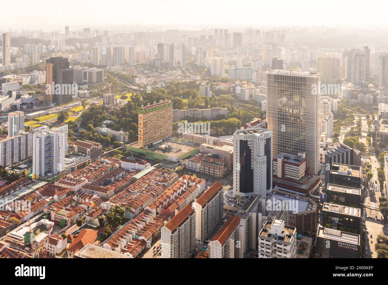 Vista aerea di Chinatown Singapore che mostra il complesso del Parco del popolo, i tribunali statali e le botteghe storiche Foto Stock