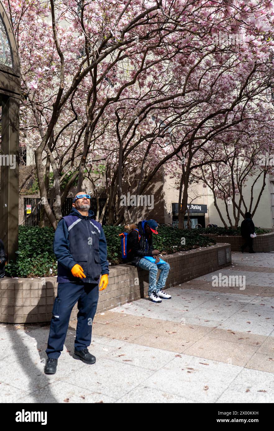 Eclipse solare parziale del 2024. New York City non era sulla strada della totalità, eppure generava molta eccitazione per le strade. Foto Stock