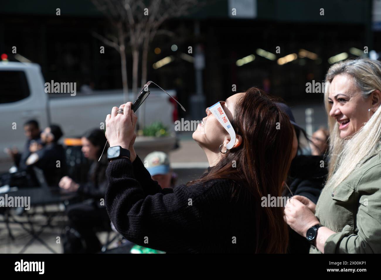 Eclipse solare parziale del 2024. New York City non era sulla strada della totalità, eppure generava molta eccitazione per le strade. Foto Stock