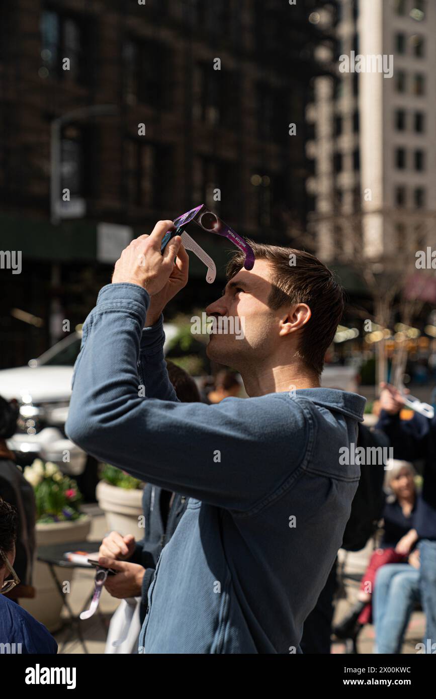 Eclipse solare parziale del 2024. New York City non era sulla strada della totalità, eppure generava molta eccitazione per le strade. Foto Stock