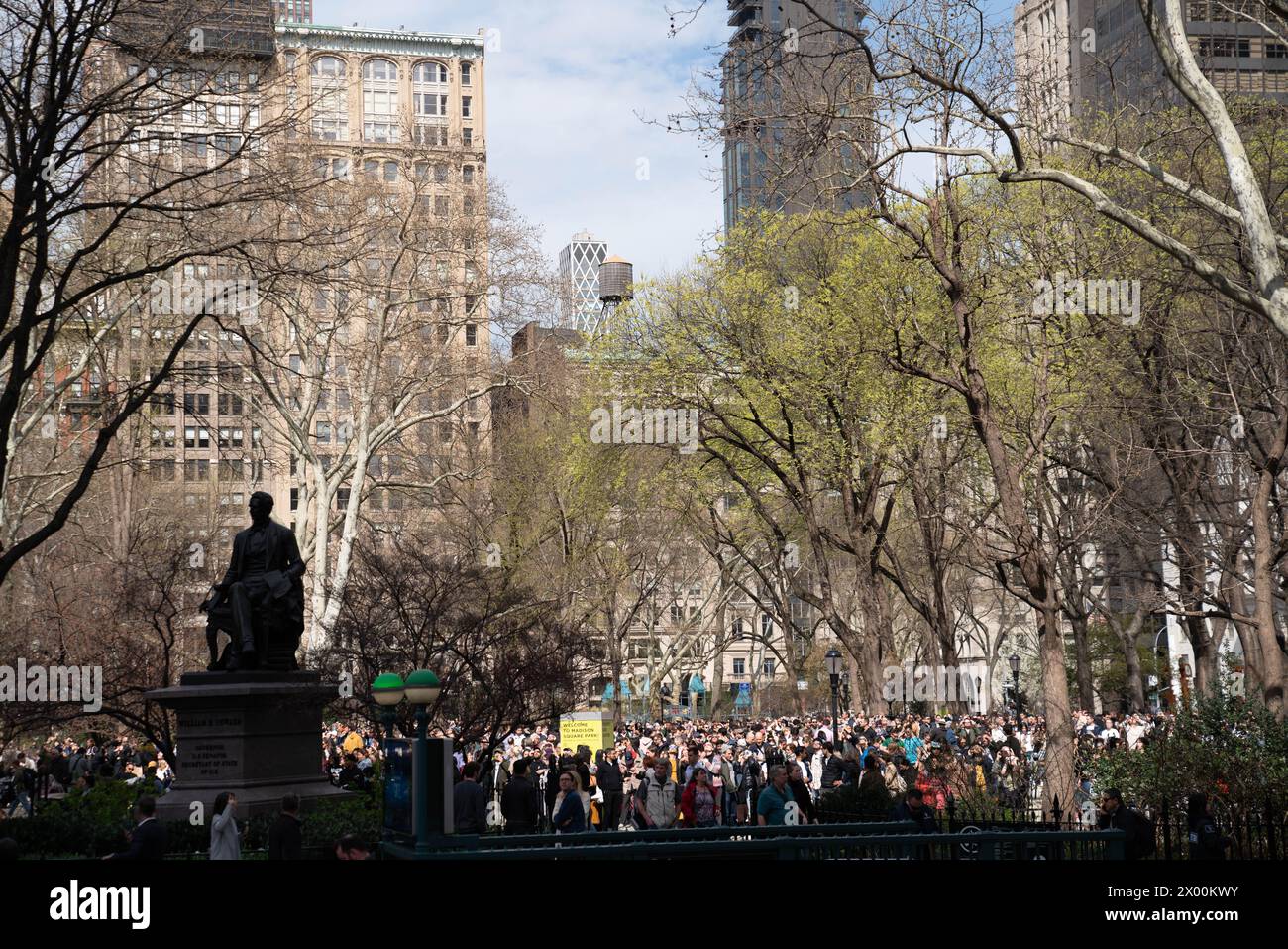 Eclipse solare parziale del 2024. New York City non era sulla strada della totalità, eppure generava molta eccitazione per le strade. Foto Stock