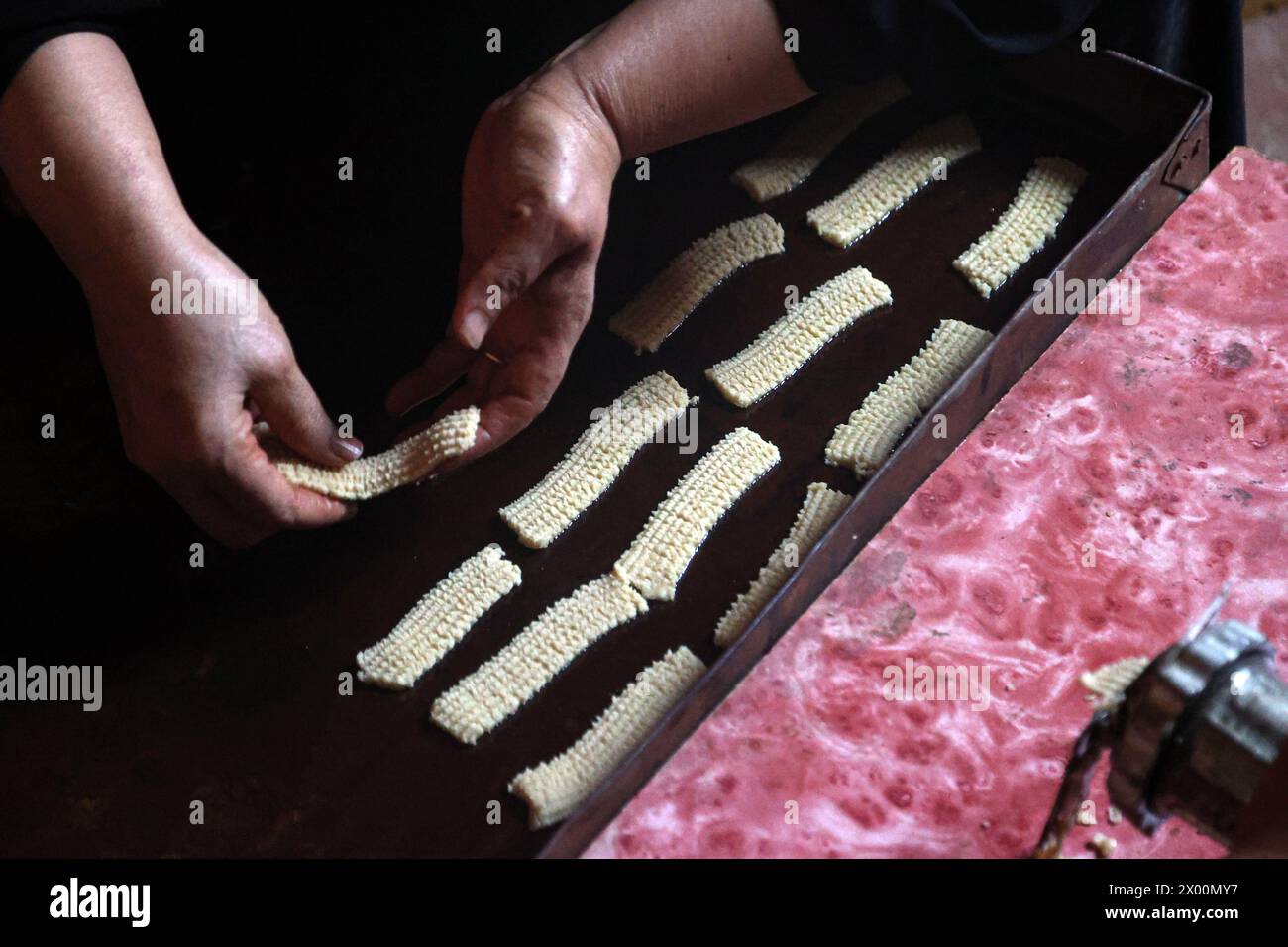 Cairo, Egitto. 8 aprile 2024. Un egiziano prepara biscotti tradizionali a casa per la celebrazione di Eid al-Fitr al Cairo, Egitto, 8 aprile 2024. Crediti: Ahmed Gomaa/Xinhua/Alamy Live News Foto Stock