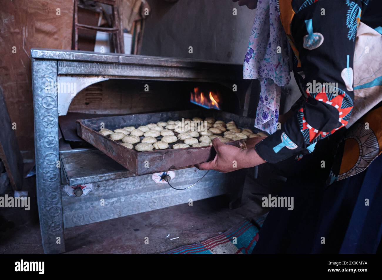 Cairo, Egitto. 8 aprile 2024. Un egiziano prepara biscotti tradizionali a casa per la celebrazione di Eid al-Fitr al Cairo, Egitto, 8 aprile 2024. Crediti: Ahmed Gomaa/Xinhua/Alamy Live News Foto Stock