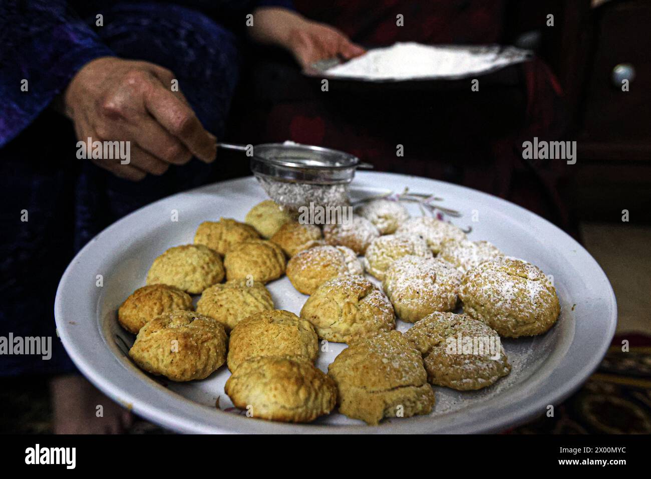 Cairo, Egitto. 8 aprile 2024. Un egiziano prepara biscotti tradizionali a casa per la celebrazione di Eid al-Fitr al Cairo, Egitto, 8 aprile 2024. Crediti: Ahmed Gomaa/Xinhua/Alamy Live News Foto Stock