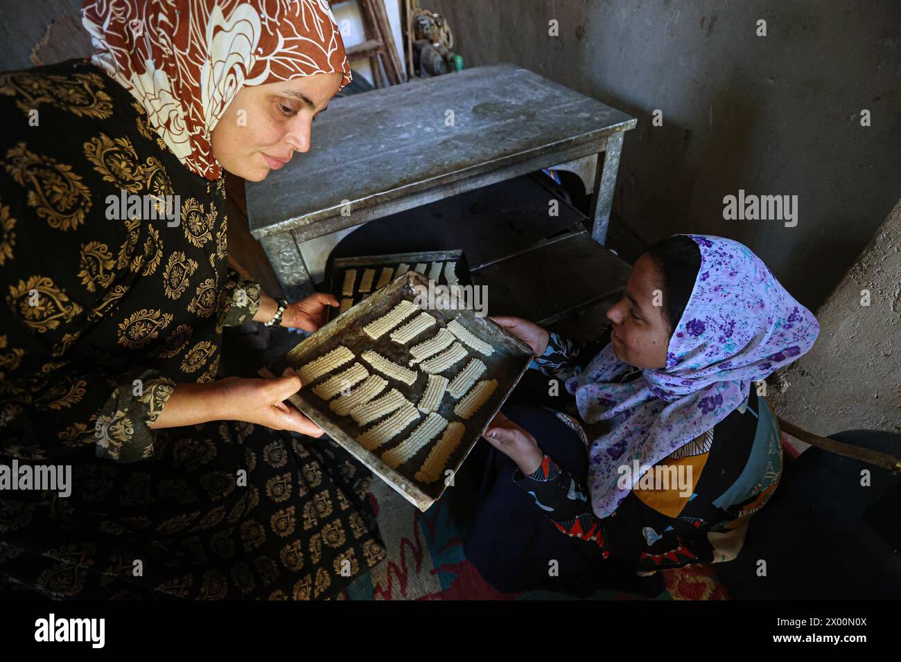 Cairo, Egitto. 8 aprile 2024. Gli egiziani preparano biscotti tradizionali a casa per la celebrazione di Eid al-Fitr al Cairo, Egitto, 8 aprile 2024. Crediti: Ahmed Gomaa/Xinhua/Alamy Live News Foto Stock
