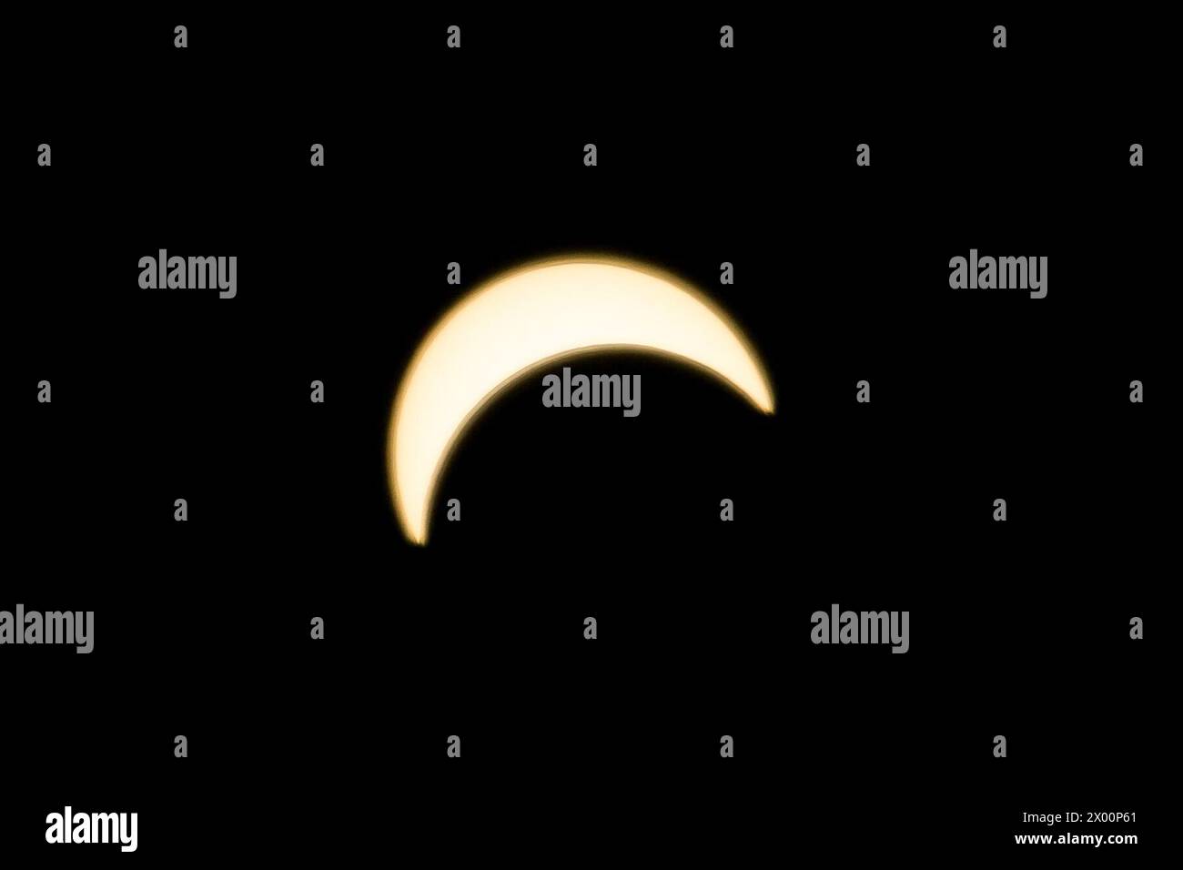 HERMOSILLO, MESSICO - 8 APRILE: Studenti e comunità scientifica si sono riuniti per osservare l'eclissi solare totale nella piazza studentesca dell'Università di Sonora l'8 aprile 2024 a Hermosillo, Messico. Secondo gli esperti, la costa occidentale del Messico sarà uno dei posti migliori per osservare l'eclissi, in particolare gli stati di Coahuila, Durango e Sinaloa, dove la Luna bloccherà completamente il Sole. L'ultima eclissi totale osservata dal Messico è stata nel 1991 e la prossima sarà tra 28 anni. (Foto di Juan Noriega / Norte Photo) Foto Stock