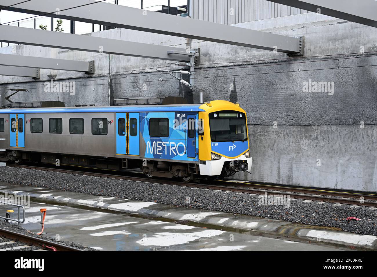 Carrozza anteriore di un treno Siemens Nexas, gestito da Metro Melbourne, che attraversa la nuova trincea ferroviaria vicino alla stazione ferroviaria di Glen Huntly Foto Stock