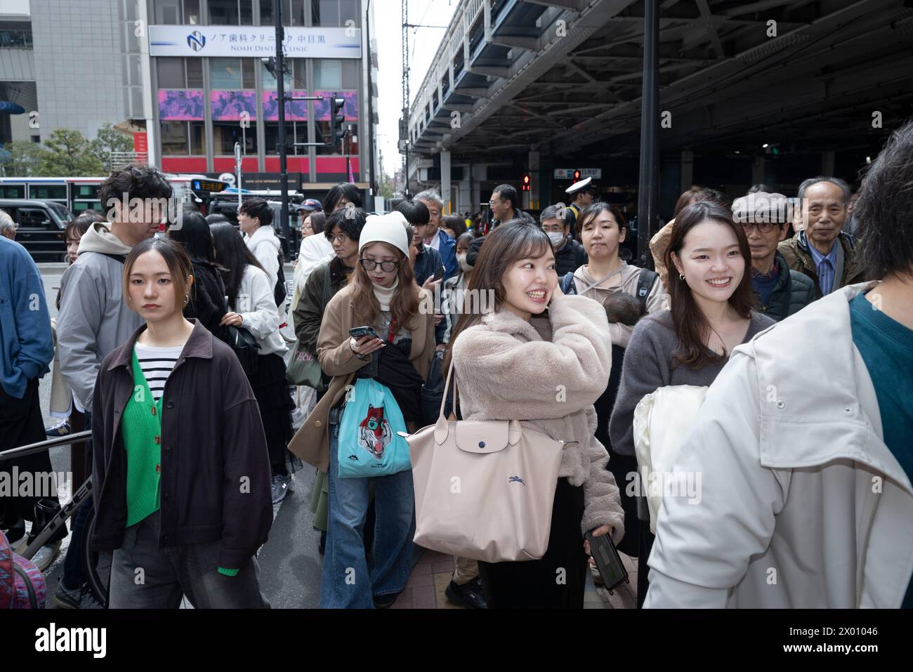 Tokyo, Giappone. 6 aprile 2024. I pedoni attraversano la strada a Naka-Meguro. Vita quotidiana a Tokyo. (Credit Image: © Stanislav Kogiku/SOPA Images via ZUMA Press Wire) SOLO PER USO EDITORIALE! Non per USO commerciale! Foto Stock