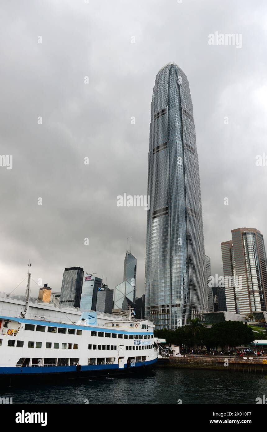 Una vista della Torre IFC dal traghetto di Hong Kong. Foto Stock