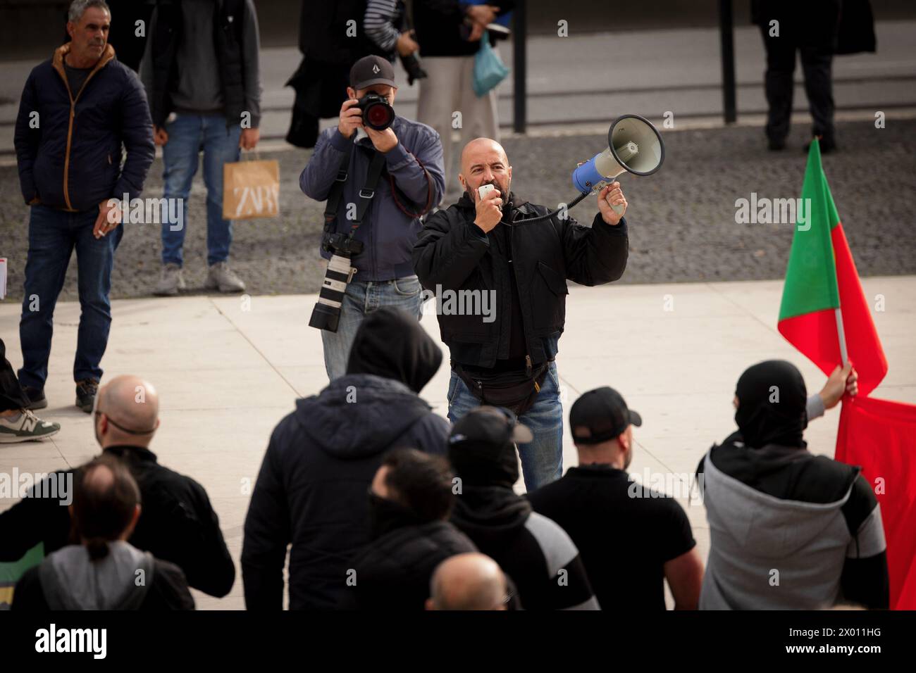 Porto, Portogallo. 6 aprile 2024. Il manifestante anti-immigrazione canta slogan su un megafono durante la manifestazione. Proteste antifasciste e anti-immigrazione hanno avuto luogo a Porto, all'incirca nello stesso momento e luogo. (Foto di David Oliveira/SOPA Images/Sipa USA) credito: SIPA USA/Alamy Live News Foto Stock