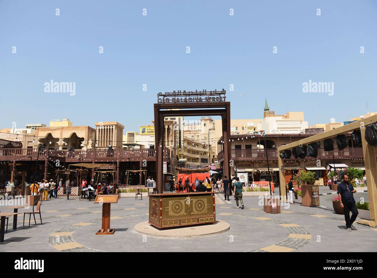 Ingresso alla Vecchia via Baladiya nel grande suk di Deira, Dubai, Emirati Arabi Uniti. Foto Stock