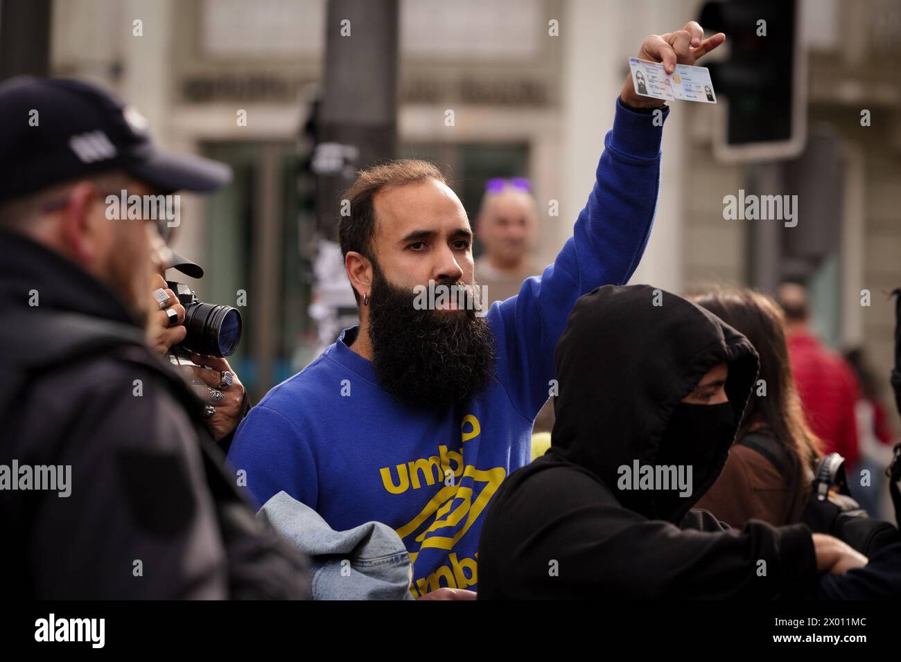 Porto, Portogallo. 6 aprile 2024. Un immigrato mostra il suo permesso di soggiorno e il suo documento d'identità portoghese durante la dimostrazione. Proteste antifasciste e anti-immigrazione hanno avuto luogo a Porto, all'incirca nello stesso momento e luogo. Credito: SOPA Images Limited/Alamy Live News Foto Stock