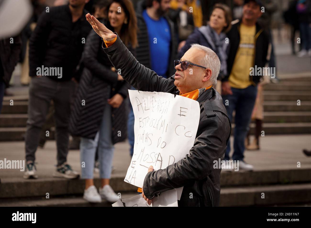 Porto, Portogallo. 6 aprile 2024. (NOTA PER I REDATTORI: L'immagine contiene profanità) un manifestante anti-immigrazione tiene un cartello durante la dimostrazione. Proteste antifasciste e anti-immigrazione hanno avuto luogo a Porto, all'incirca nello stesso momento e luogo. Credito: SOPA Images Limited/Alamy Live News Foto Stock