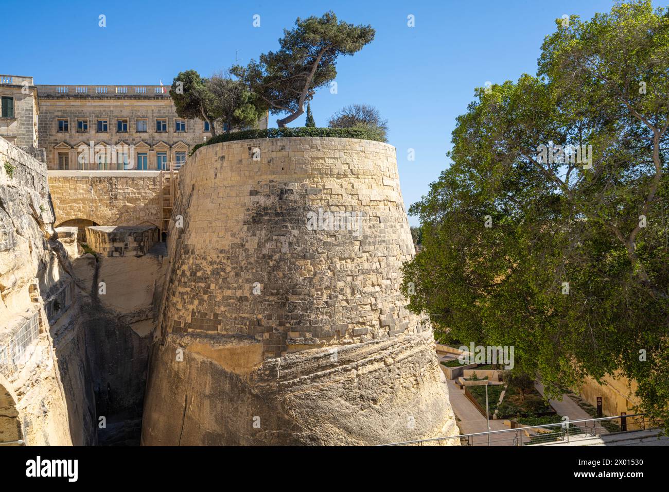 La Valletta, Malta, 3 aprile 2024. Vista sulla St John Bastion nel centro della città Foto Stock