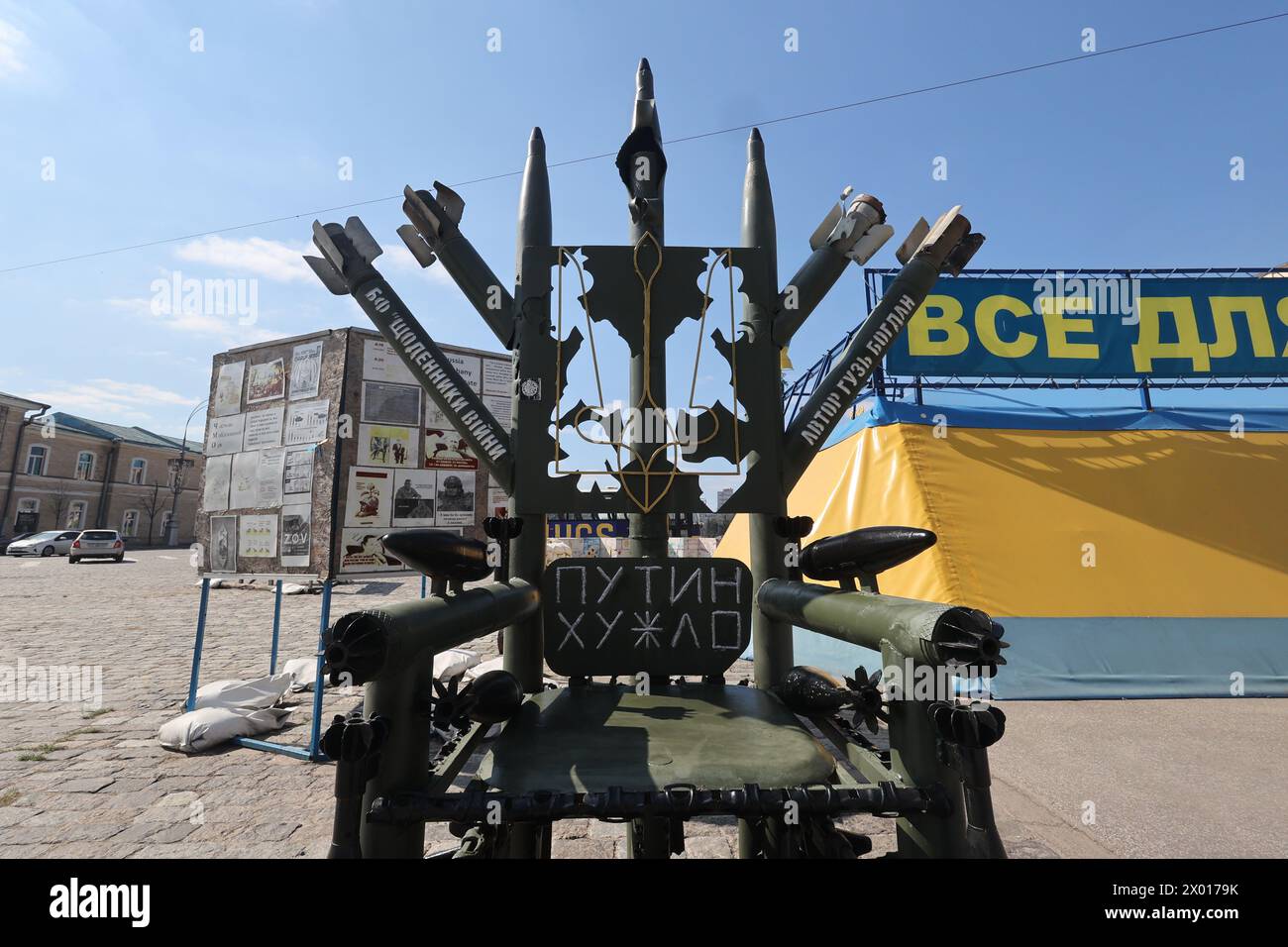 Non esclusiva: CHARKIV, UCRAINA - 5 APRILE 2024 - la poltrona fatta dei frammenti di conchiglie, razzi e veicoli militari che occupa la Russia Foto Stock