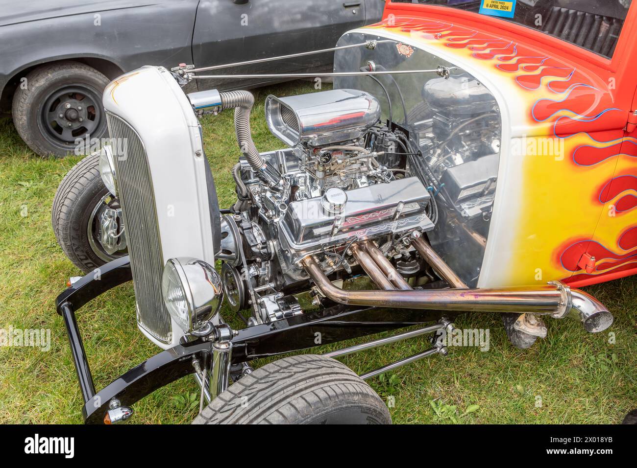Un motore V8 sovralimentato in una classica Ford Hot Rod Foto Stock