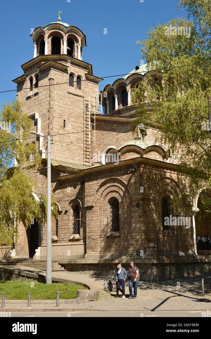 Un paio di turisti al St. Chiesa ortodossa Nedelya a Sofia Bulgaria, Europa orientale, Balcani, UE Foto Stock