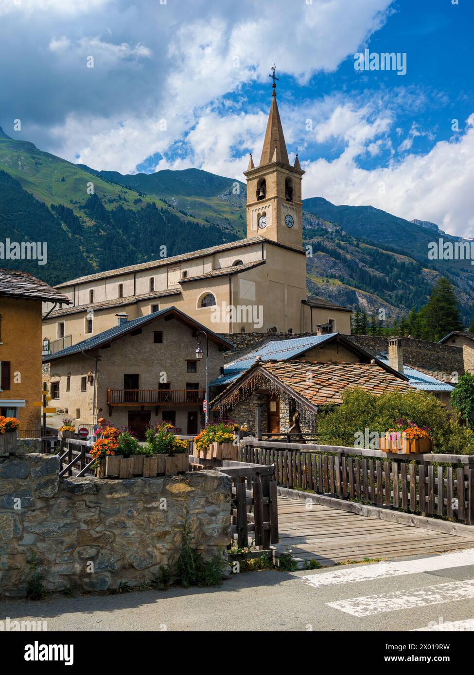 Vista della vecchia chiesa e della piccola cittadina alpina di Val-Cenis in Francia. Foto Stock