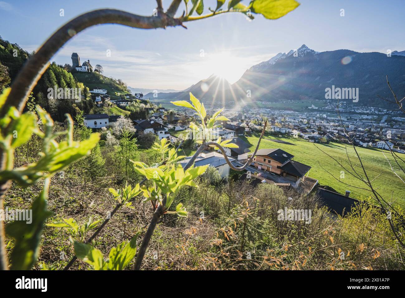 Ausblicke bei der Burg Freundsberg am südlichen Stadtrand von Schwaz in Tirol., circa 170 m über der Talsohle des Inntals im Frühling bei vorsommerlichen Sonnenschein AM 06.04.2024. // Vista dal Castello di Freundsberg alla periferia meridionale di Schwaz in Tirolo, a circa 170 m sopra il fondo della Valle dell'Inn in primavera, sotto il sole pre-estivo il 6 aprile 2024. - 20240406_PD12121 credito: APA-PictureDesk/Alamy Live News Foto Stock
