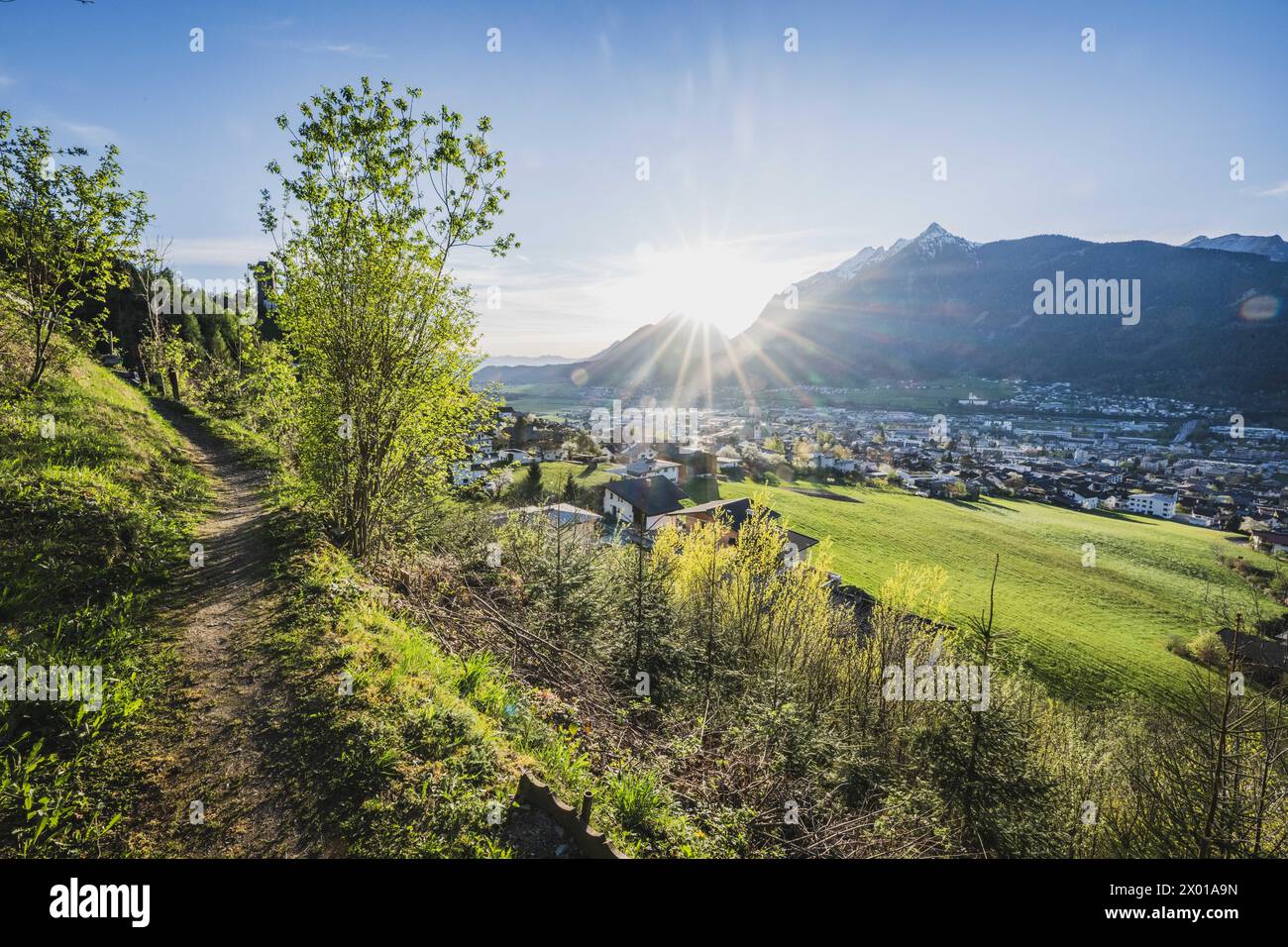 Ausblicke bei der Burg Freundsberg am südlichen Stadtrand von Schwaz in Tirol., circa 170 m über der Talsohle des Inntals im Frühling bei vorsommerlichen Sonnenschein AM 06.04.2024. // Vista dal Castello di Freundsberg alla periferia meridionale di Schwaz in Tirolo, a circa 170 m sopra il fondo della Valle dell'Inn in primavera, sotto il sole pre-estivo il 6 aprile 2024. - 20240406_PD12172 credito: APA-PictureDesk/Alamy Live News Foto Stock